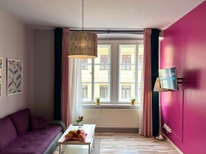 TV - Colorful Dragonfly Nest – 2BR/2BA in Prague (Prague 1)