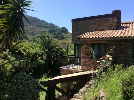 Property grounds. Country House 'Quinta Pé Franco' with Mountain View, Wi-Fi and Air Conditioning