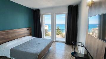 Habitación doble Confort, vista al mar | Caja de seguridad en la habitación, escritorio y wifi gratis