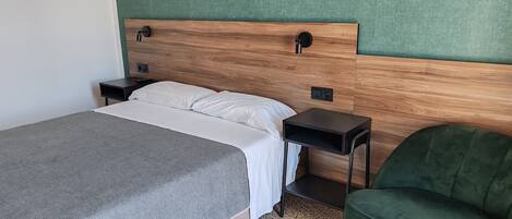 Double Room, Balcony, City View | Peti besi dalam bilik, meja, Wi-fi percuma