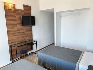 Twin kamer, balkon, uitzicht op stad