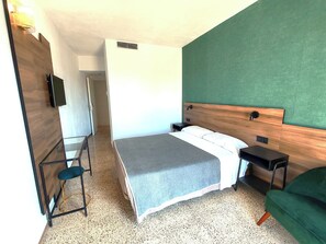 Tweepersoonskamer, balkon, uitzicht op stad