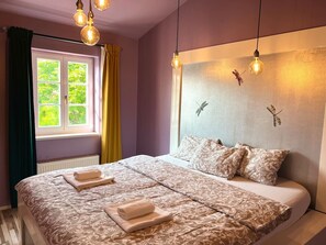 Desk, travel cot, WiFi - 3 Bedrooms Lovely Attic With Terrace (Prague 1)