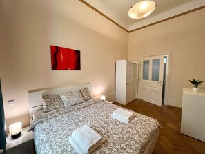 Desk, iron/ironing board, travel cot, WiFi - Spacious 4BR Apartment by Charles Bridge (Praha 1)
