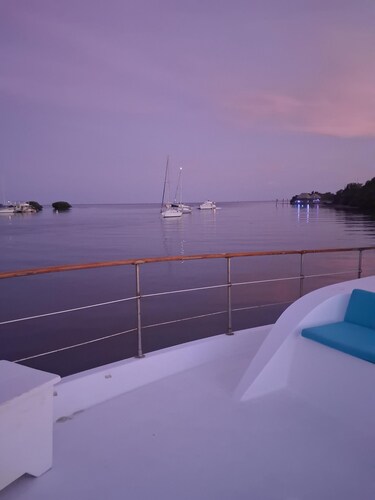 3-bedroom house boat in tranquil Key West with AC