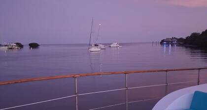 3-bedroom house boat in tranquil Key West with AC