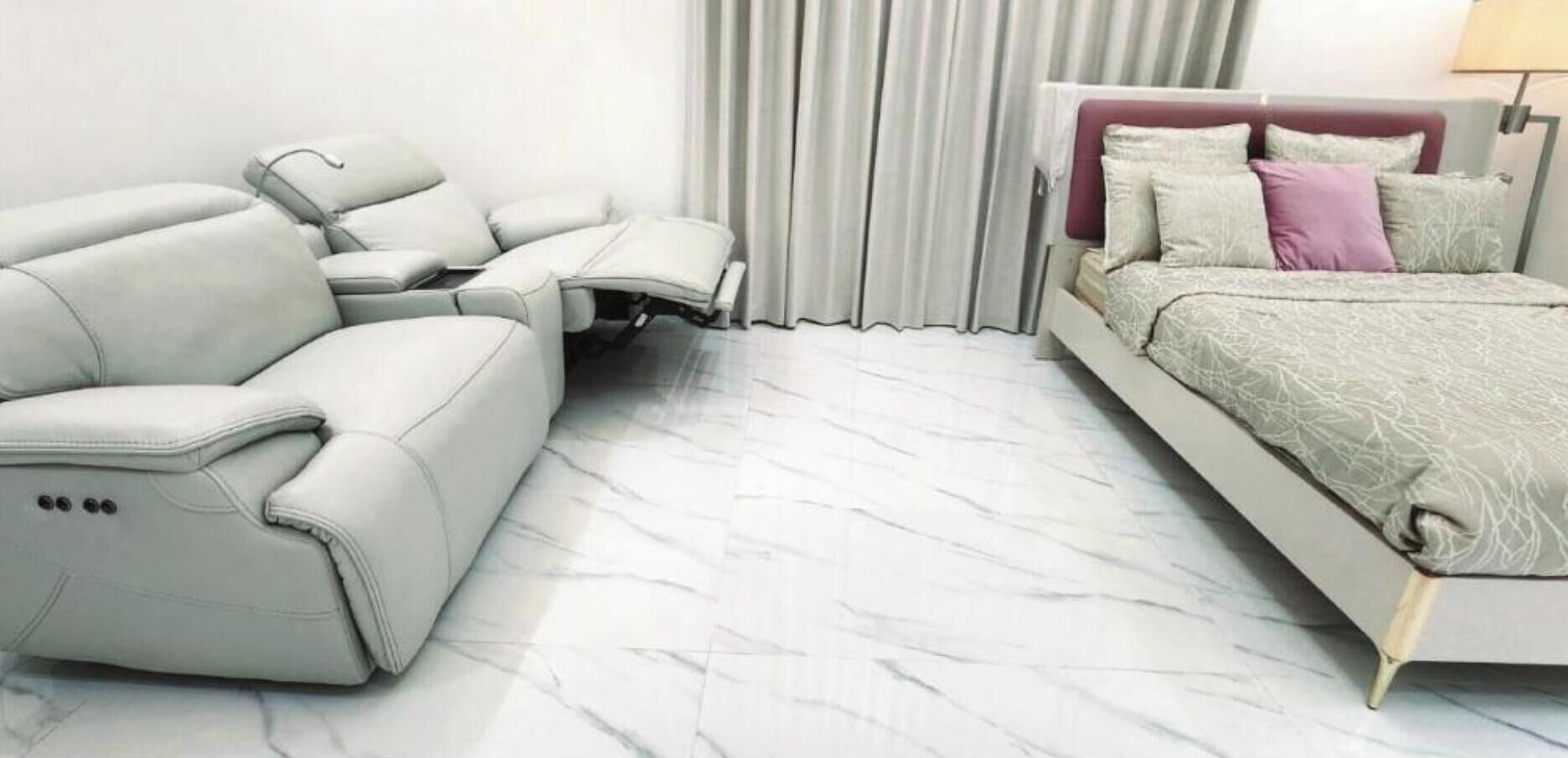 Tabla de planchar con plancha, wifi, ropa de cama