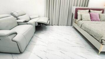 Tabla de planchar con plancha, wifi, ropa de cama