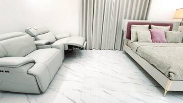 Iron/ironing board, WiFi, bed sheets