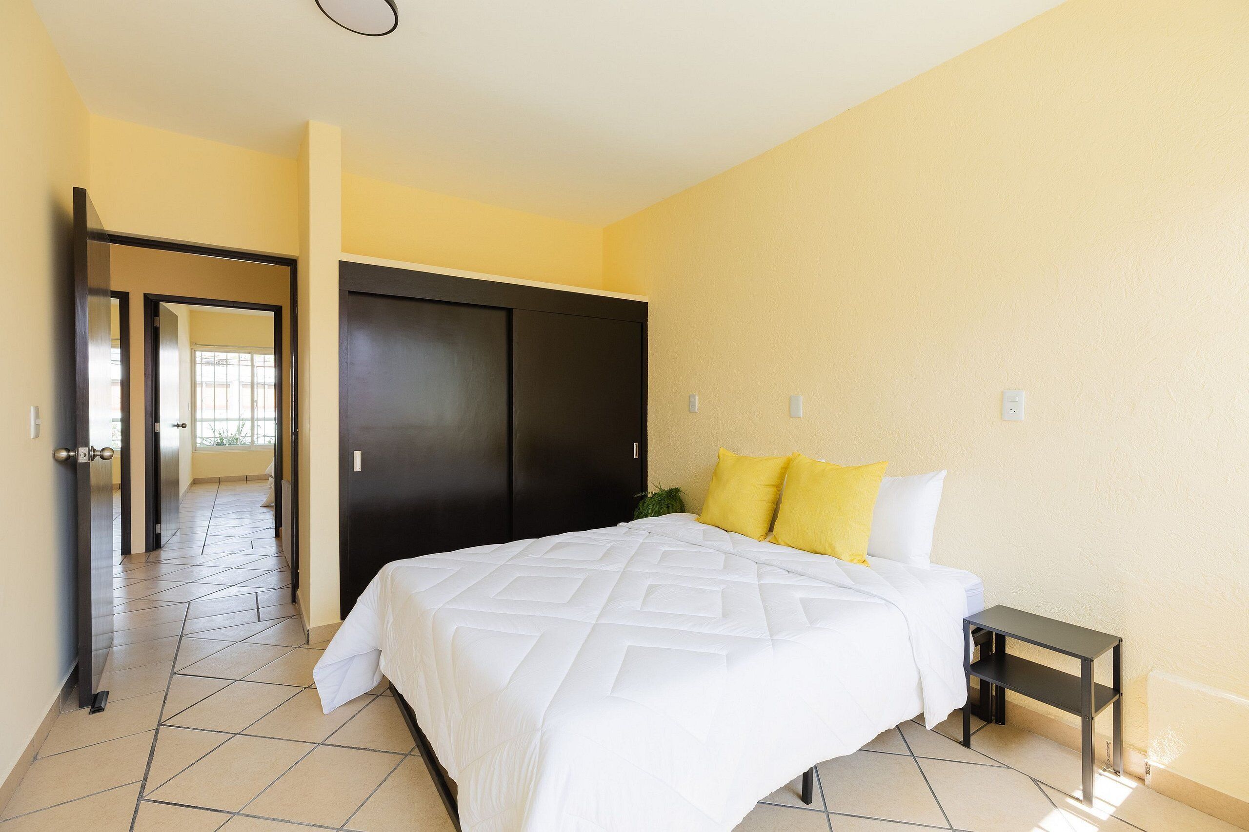 5 bedrooms, iron/ironing board, bed sheets
