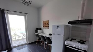 Eine moderne Küche mit Herd, Kühlschrank und Essbereich.