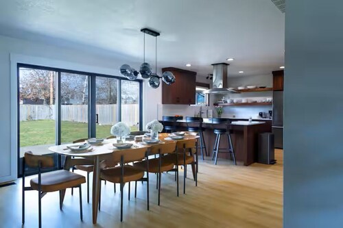 Stylish Mid-Century Modern Home - Near DT Portland for your perfect getaway!