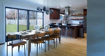 Stylish Mid-Century Modern Home - Near DT Portland for your perfect getaway!