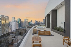 Terrace/patio - Upscale Downtown Condo  Pool, Gym & Skyline Views (Miami)