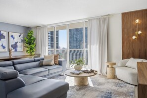 TV, table football, offices - Brickell Bayfront Oasis Stunning Views, Pool, Gym (Miami)
