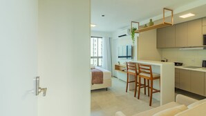 Un appartement moderne doté d’une kitchenette, d’un coin repas et d’un espace de vie.