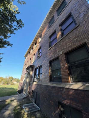 Exterior - The Olive #5, charmer in BEAUtiful Sherman Hills! (Des Moines)
