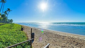 A beach with a clear sky, palm trees, and a sandy shore. - Marulhos Suites Resort - Triplo By Carpediem (Ipojuca)