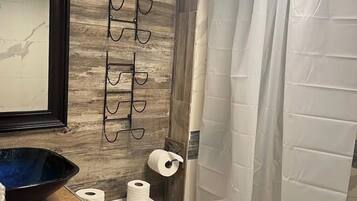 Douche, sĂšche-cheveux, serviettes fournies, savon