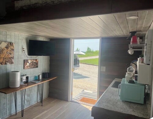 Cozy tiny cabin 1 mile from Long Branch state parks Marina, Beach & Boat Ramp