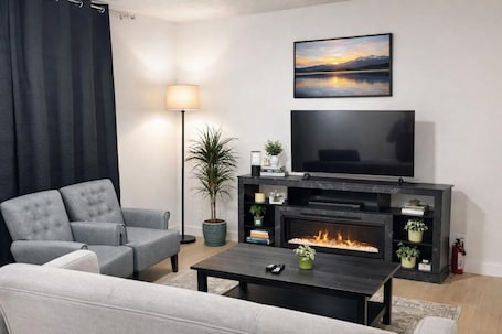 Smart TV. Private 3BR Home Near Glen Lake | Close to Downtown Victoria