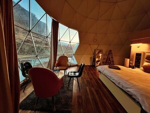 Blackout drapes, soundproofing, free WiFi