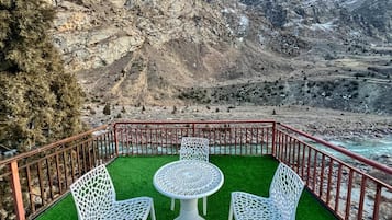 Luxury Suite, River View | Outdoor dining