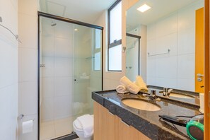 Basic Apartment | Bathroom - Makia Beach #D3 - em Muro Alto por Carpediem (Ipojuca)
