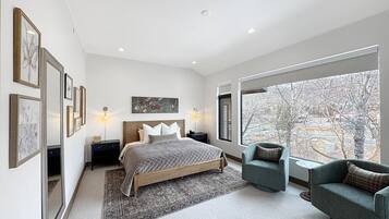 3 bedrooms, desk, travel crib, WiFi