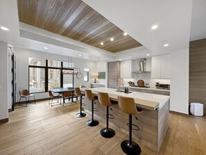 Jääkaappi, mikroaaltouuni, uuni, liesi