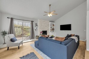 Smart-tv, ett bordtennisbord och böcker