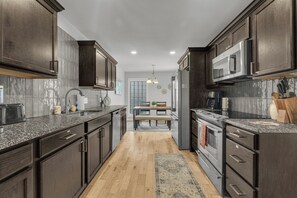 Kylskåp, mikrovågsugn, ugn och spishäll