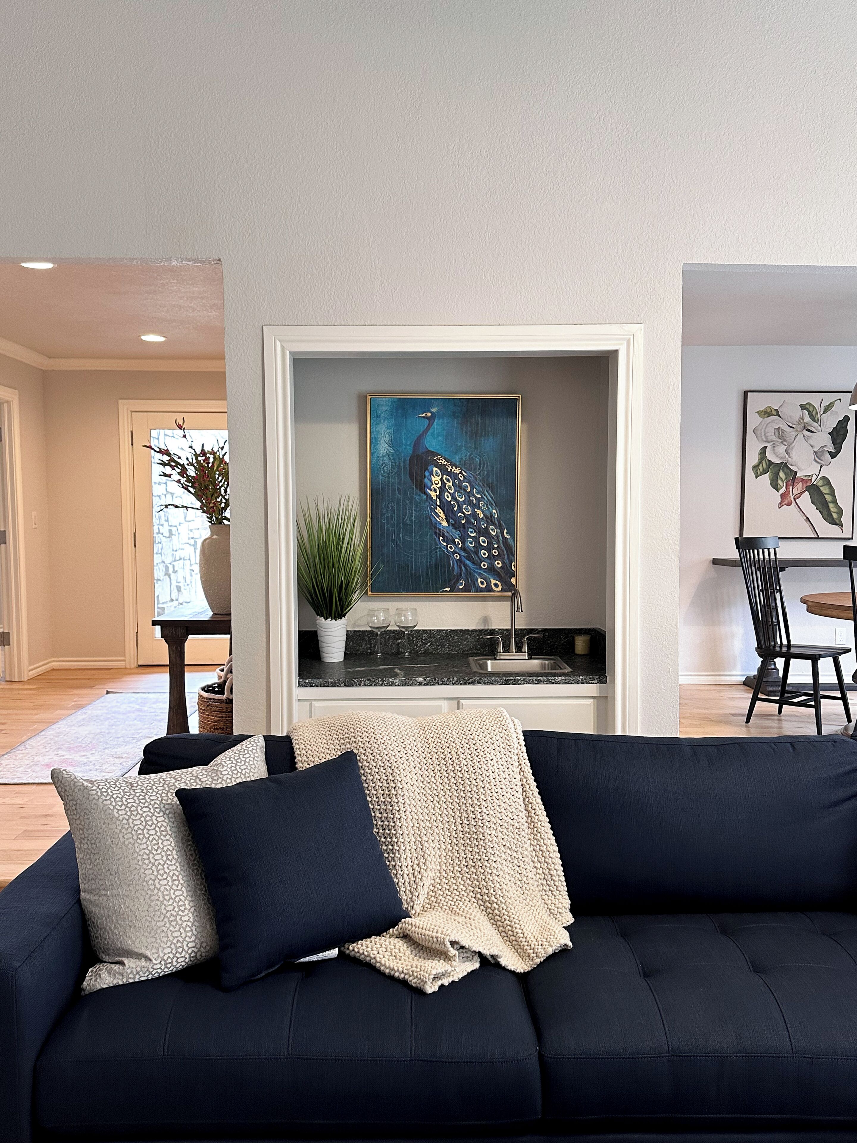 Smart-TV, Tischtennisplatte, Bücher