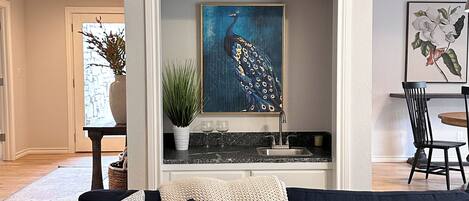 Smart-TV, Tischtennisplatte, Bücher