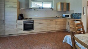 Coffee/tea maker, fridge, microwave, oven - Uns Hus Fewo Küstenperle (Nienhagen)