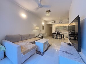 Smart TV - Cozy 2-bedroom apartment with AC & Dryer near Dabolim airport (Dabolim)