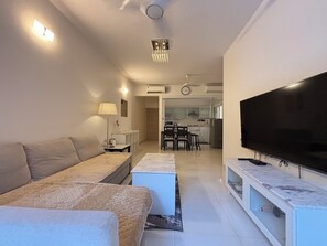 Smart TV - Cozy 2-bedroom apartment with AC & Dryer near Dabolim airport (Dabolim)