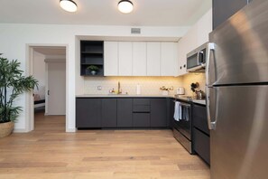 Fridge, microwave, oven, stovetop - Modern Hollywood Apt with Pool, Spa & Great Views (Los Angeles)