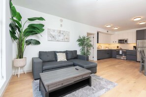 TV, offices - Modern Hollywood Apt with Pool, Spa & Great Views (Los Angeles)