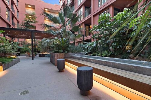 Modern Hollywood Apt with Pool, Spa & Great Views