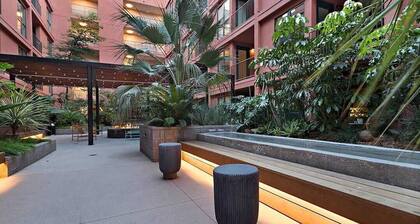 Modern Hollywood Apt with Pool, Spa & Great Views