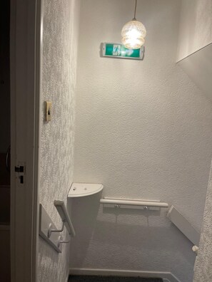 Toallas, jabón, papel de baño 