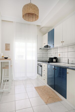 Een koelkast, een magnetron, een oven, een koffiezetapparaat/waterkoker