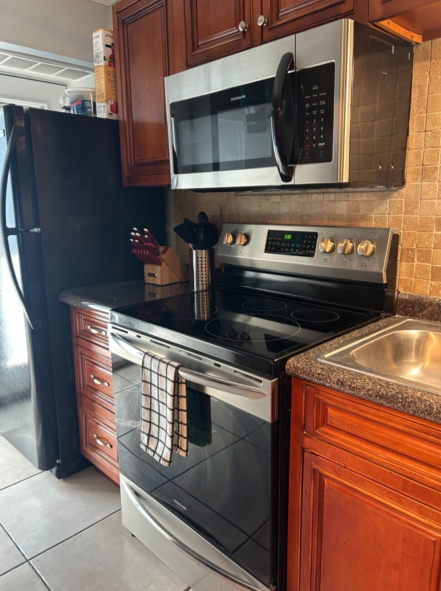 Køleskab, mikrobølgeovn, ovn, kogeplade