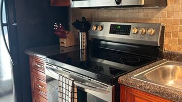 Køleskab, mikrobølgeovn, ovn, kogeplade