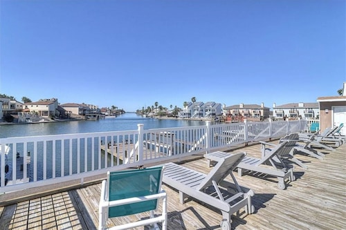 Its always Summer  in CC! All you need Condo, 3min to beach, 2 pools, & balcony.
