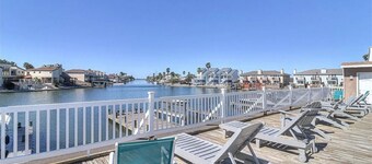 Its always Summer  in CC! All you need Condo, 3min to beach, 2 pools, & balcony.