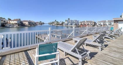 Its always Summer in CC! All you need Condo, 3min to beach, 2 pools, & balcony.