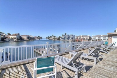 Great Condo for a Beach getaway! 3 min to Beach, resort gym, balcony, & BBQ area