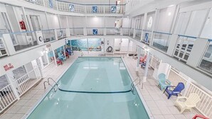 Sisätiloissa sijaitseva uima-allas, jossa on useita tasoja, oleskelualueita ja kyltti, jossa kielletään hyppääminen altaaseen.